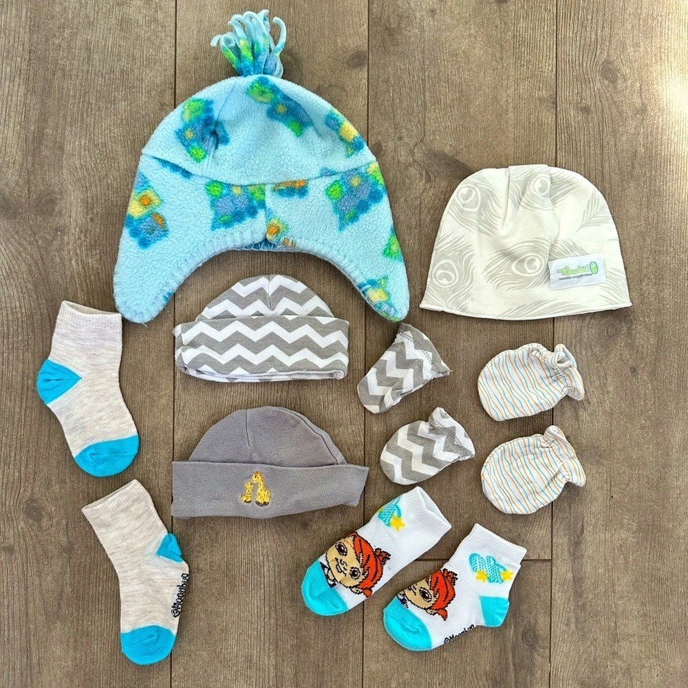 Baby boy accessory lot
Cocomelon socks
Baby boy hats
Baby boy hand coverings